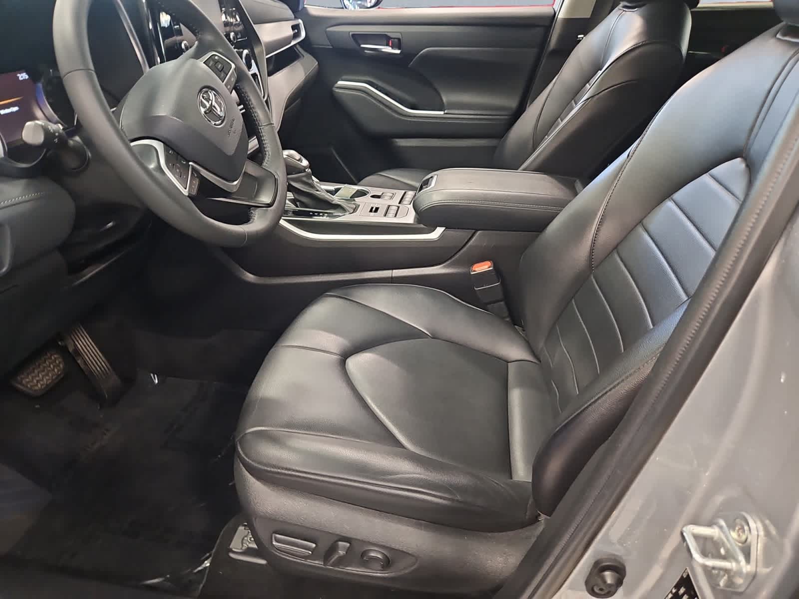used 2022 Toyota Highlander car, priced at $39,497