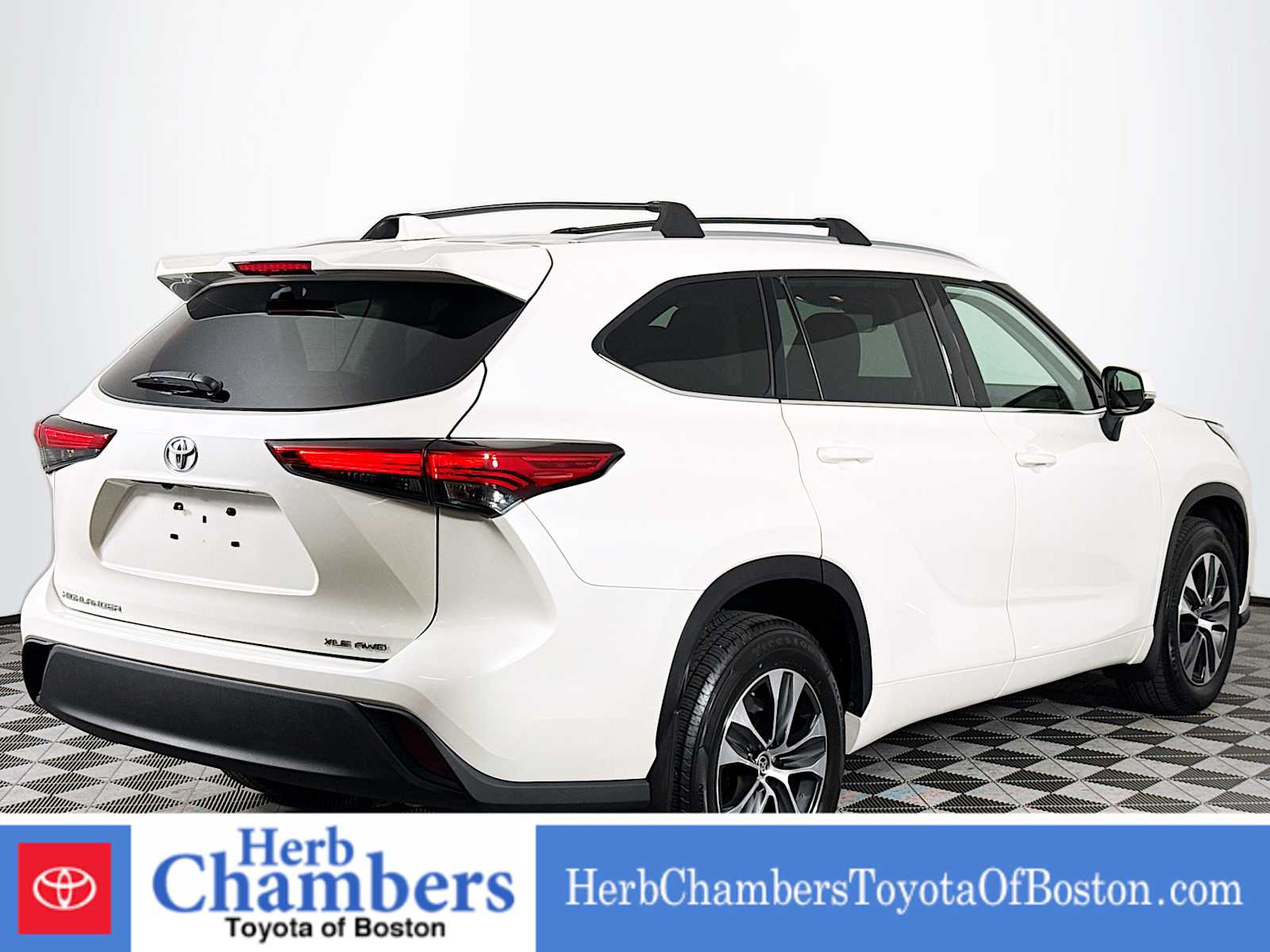 used 2021 Toyota Highlander car, priced at $32,897