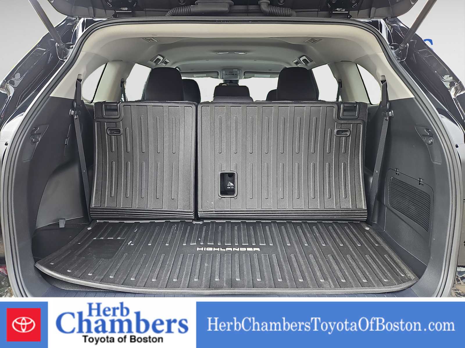 used 2023 Toyota Highlander car, priced at $34,097