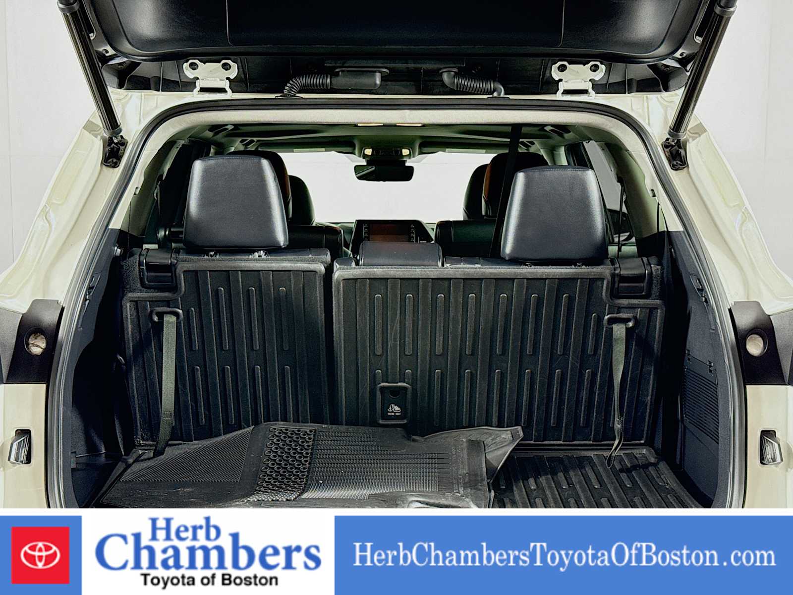 used 2021 Toyota Highlander car, priced at $32,897