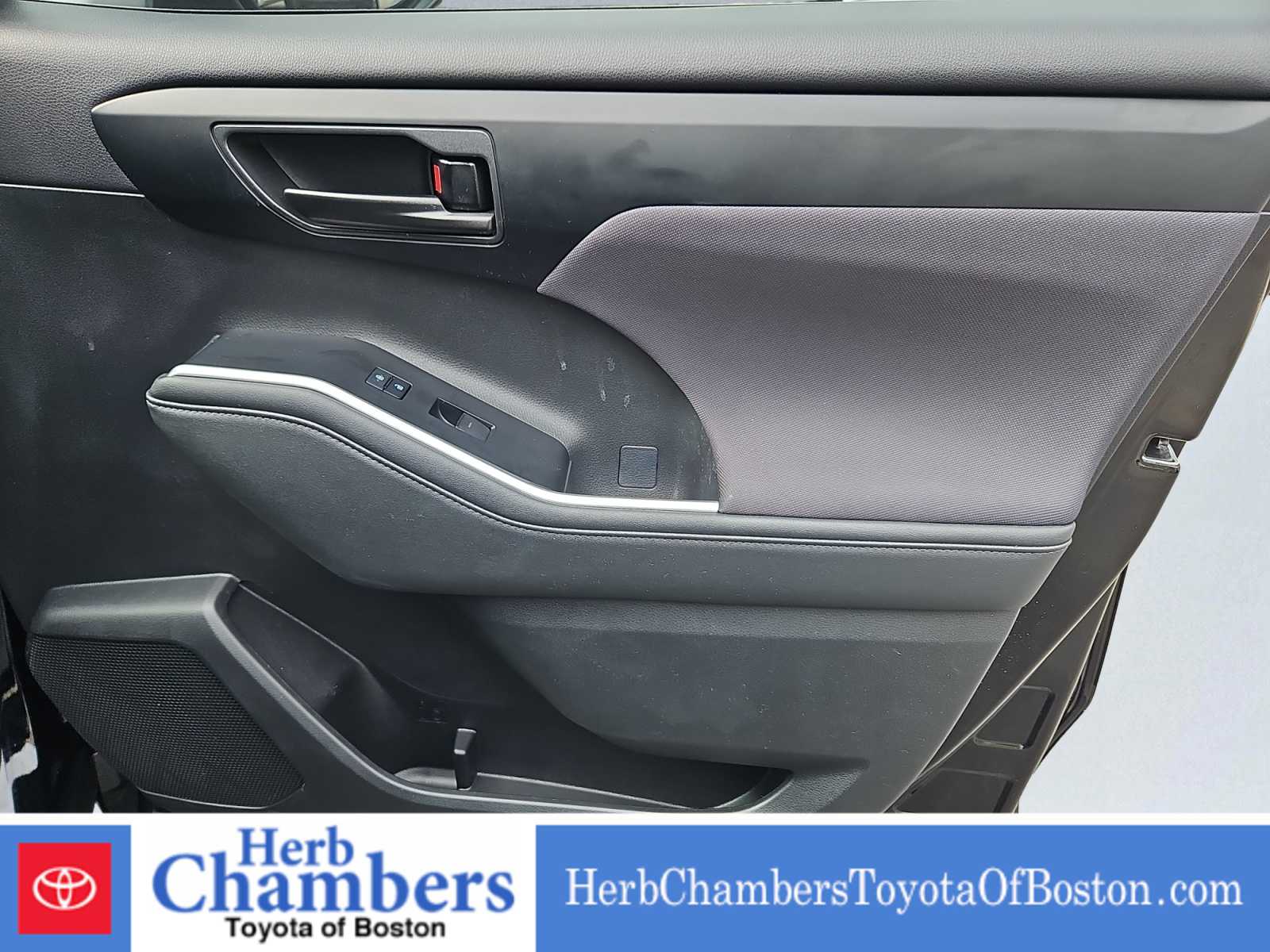 used 2023 Toyota Highlander car, priced at $34,097