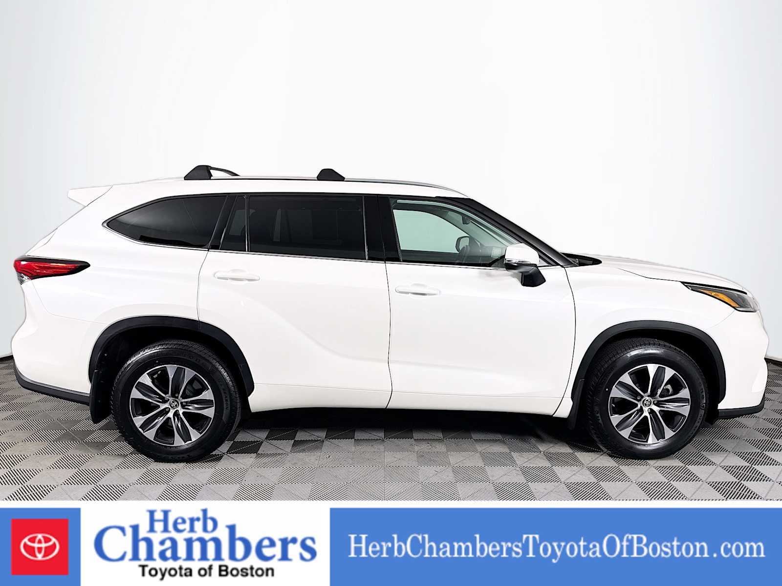 used 2021 Toyota Highlander car, priced at $32,897