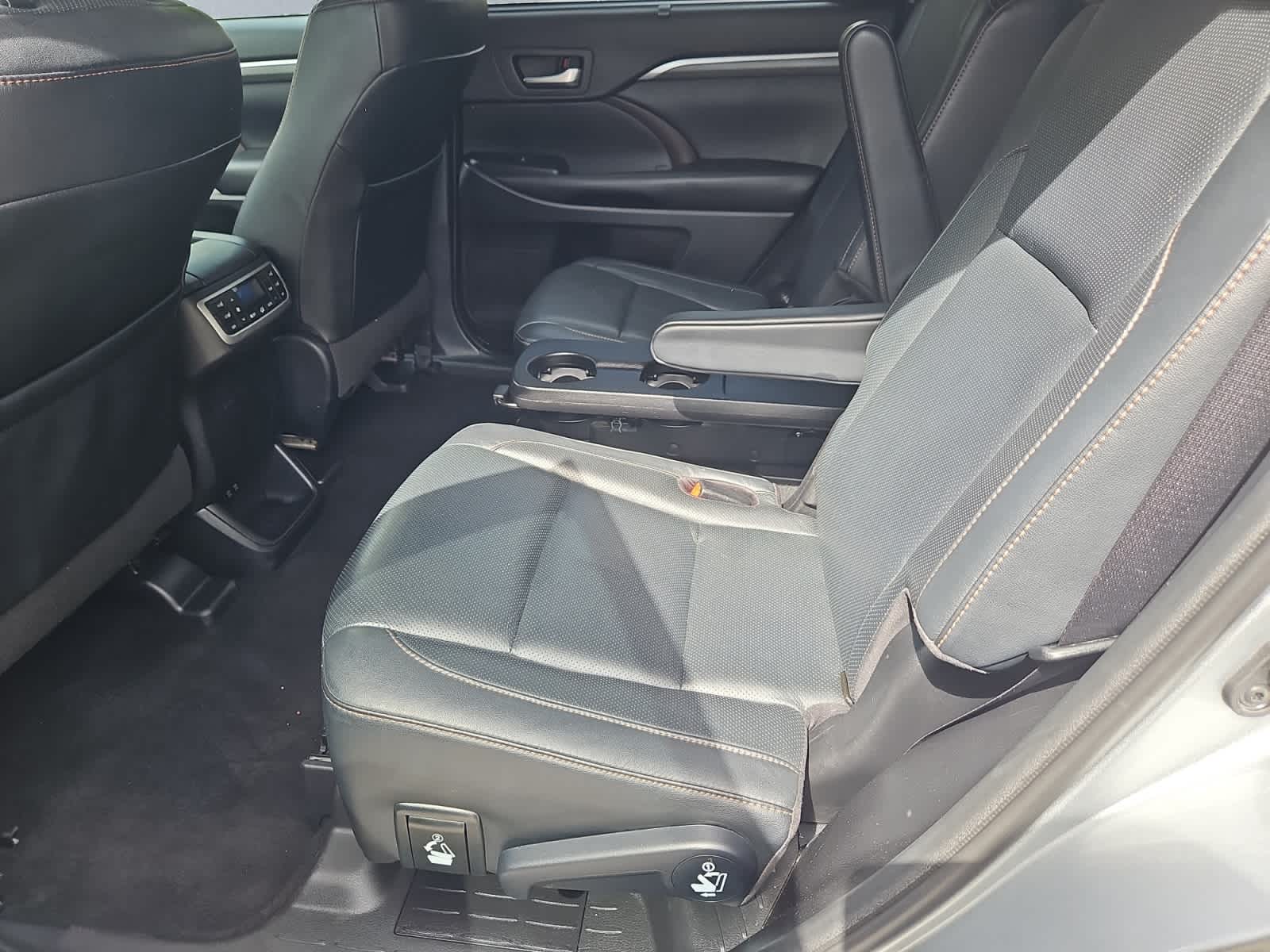 used 2019 Toyota Highlander car, priced at $32,998