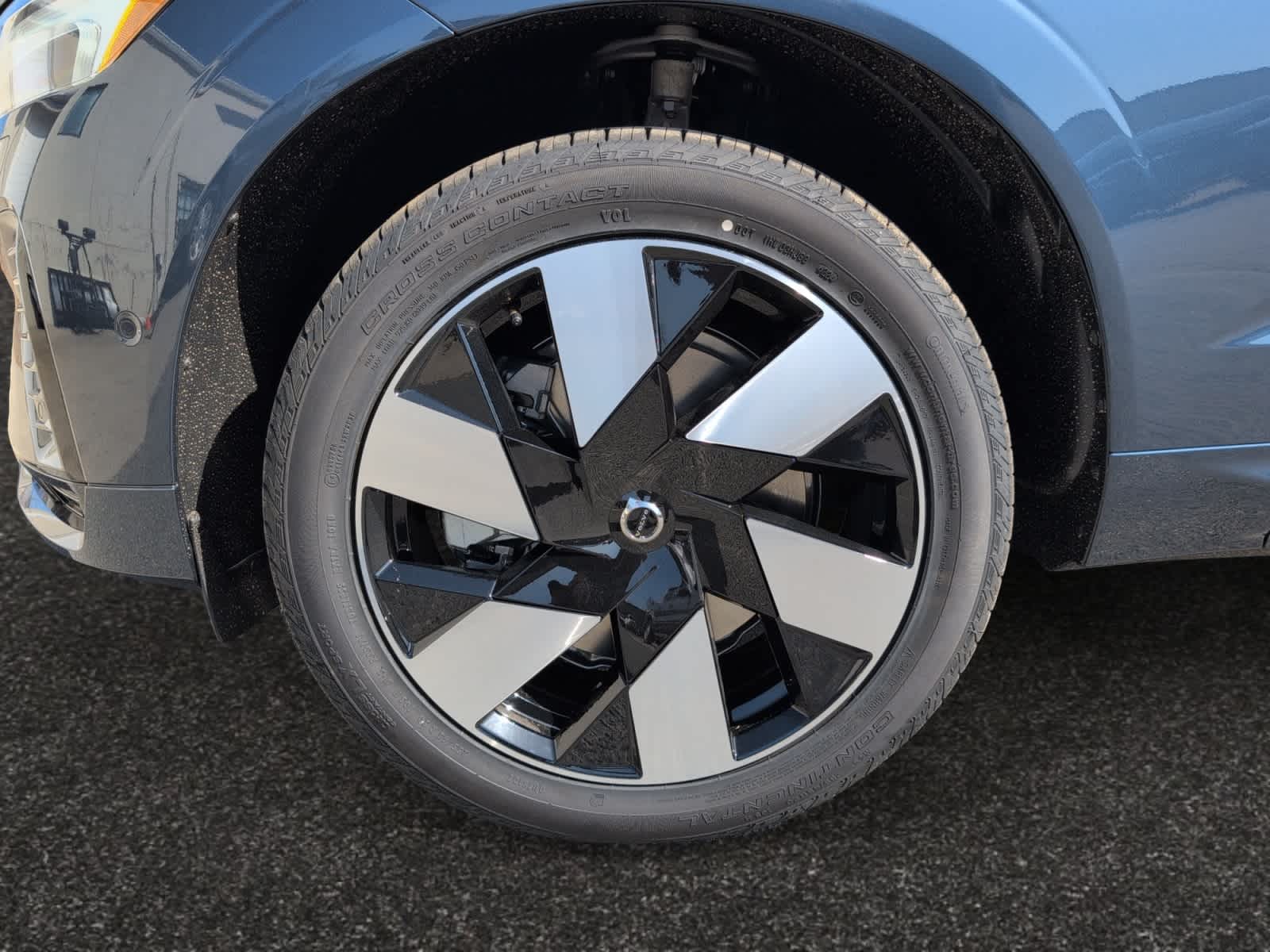 used 2025 Volvo XC60 plug-in hybrid car, priced at $54,998