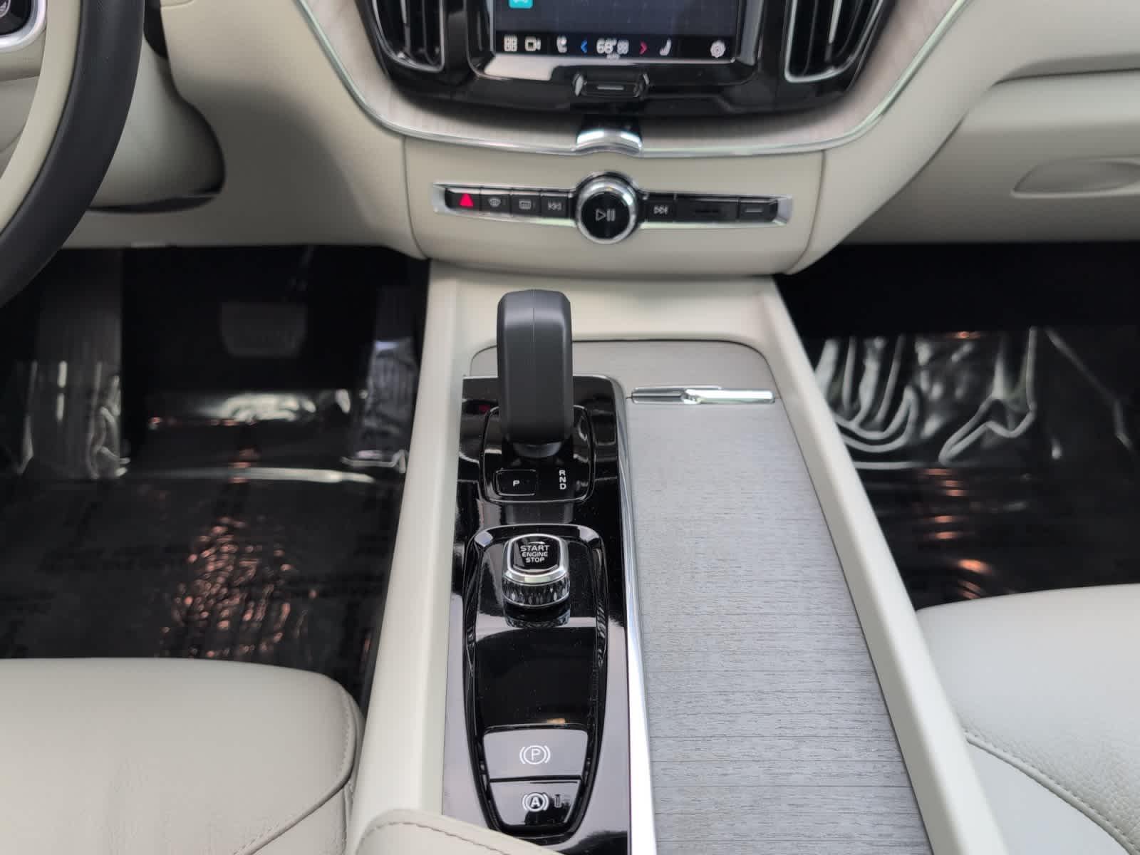 used 2023 Volvo XC60 car, priced at $38,998