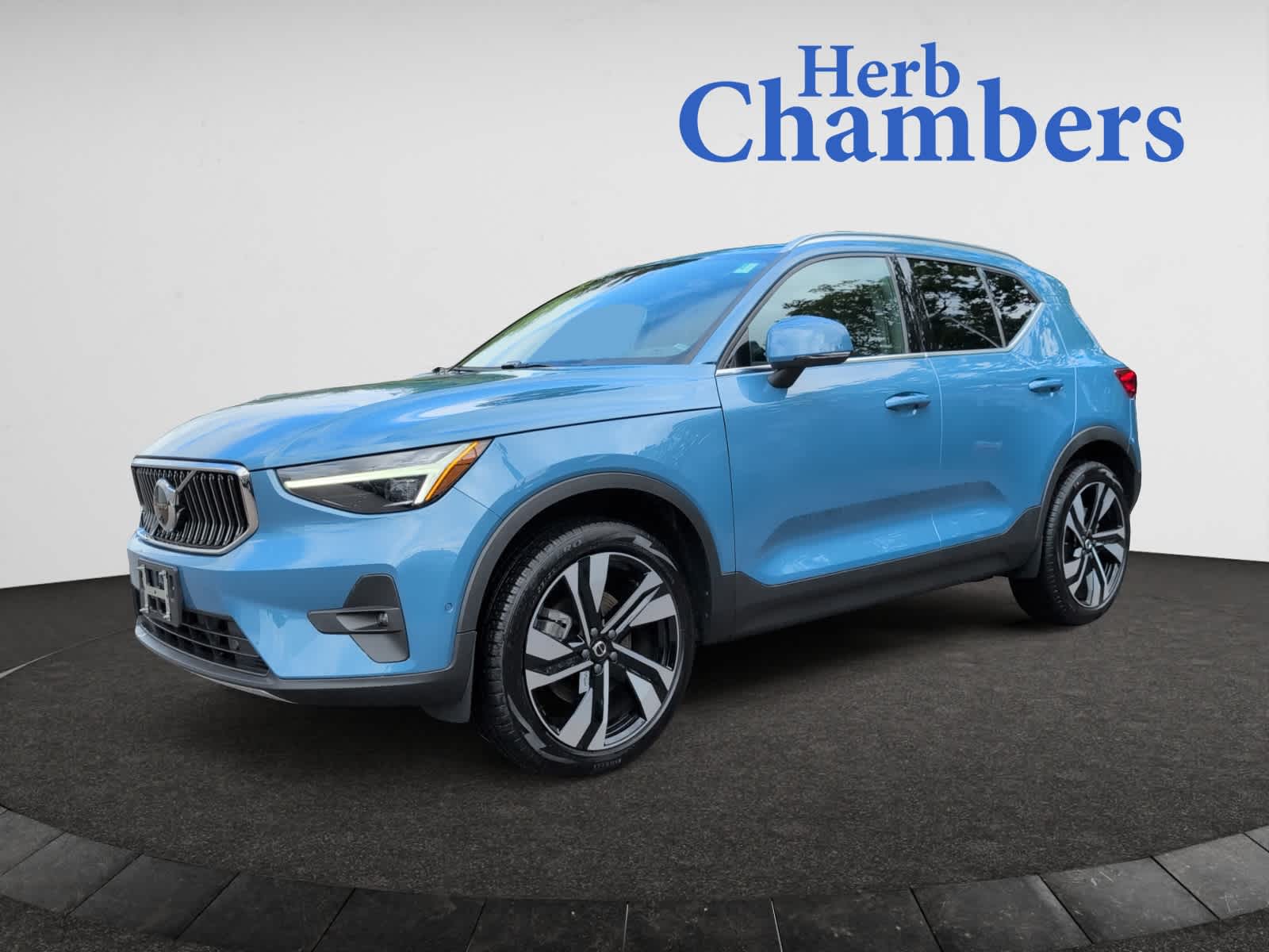 used 2024 Volvo XC40 B5 A ULT car, priced at $43,998