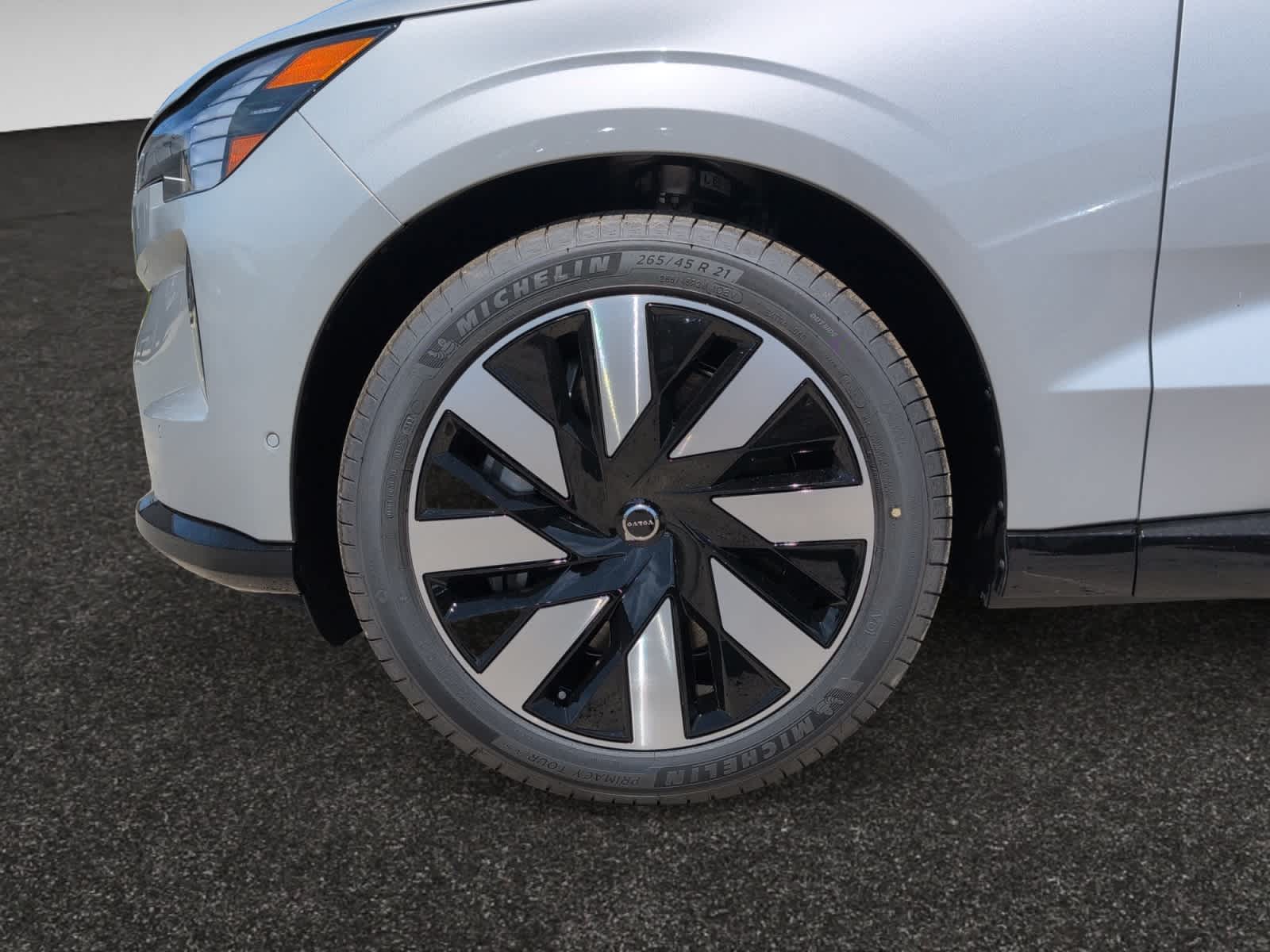 new 2025 Volvo EX90 car, priced at $85,640