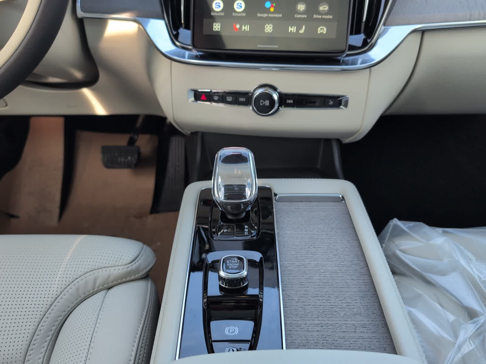 new 2025 Volvo XC90 plug-in hybrid car, priced at $85,695