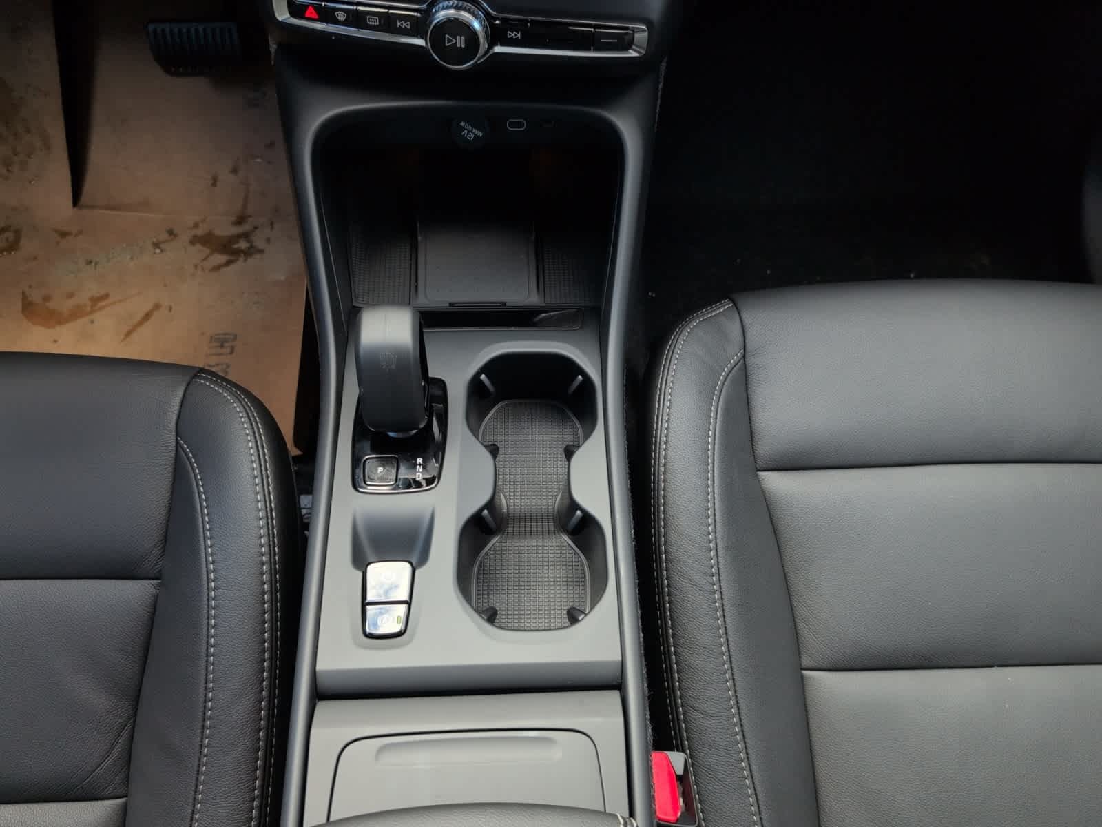 new 2025 Volvo XC40 car, priced at $46,015