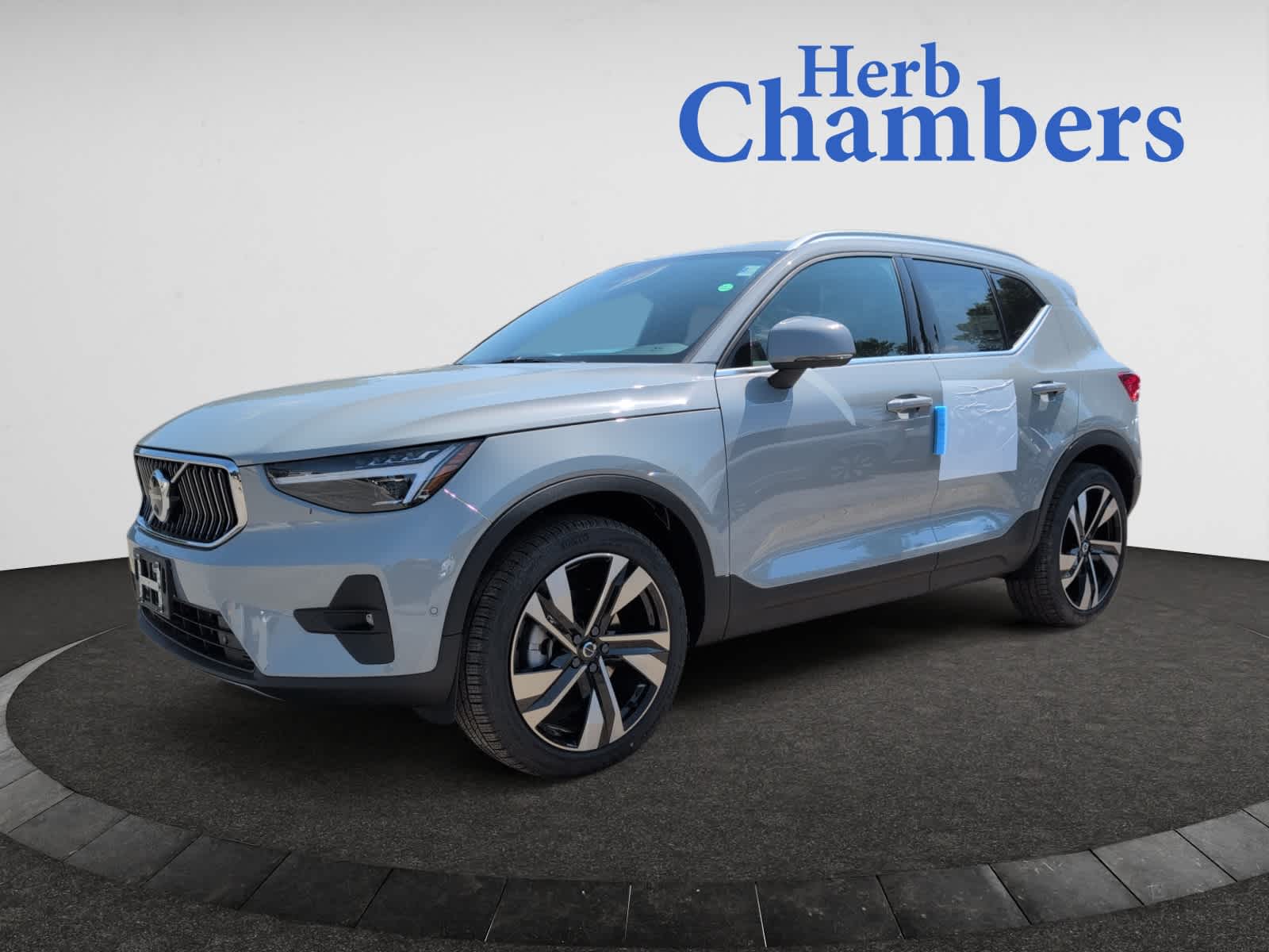 new 2025 Volvo XC40 car, priced at $49,810
