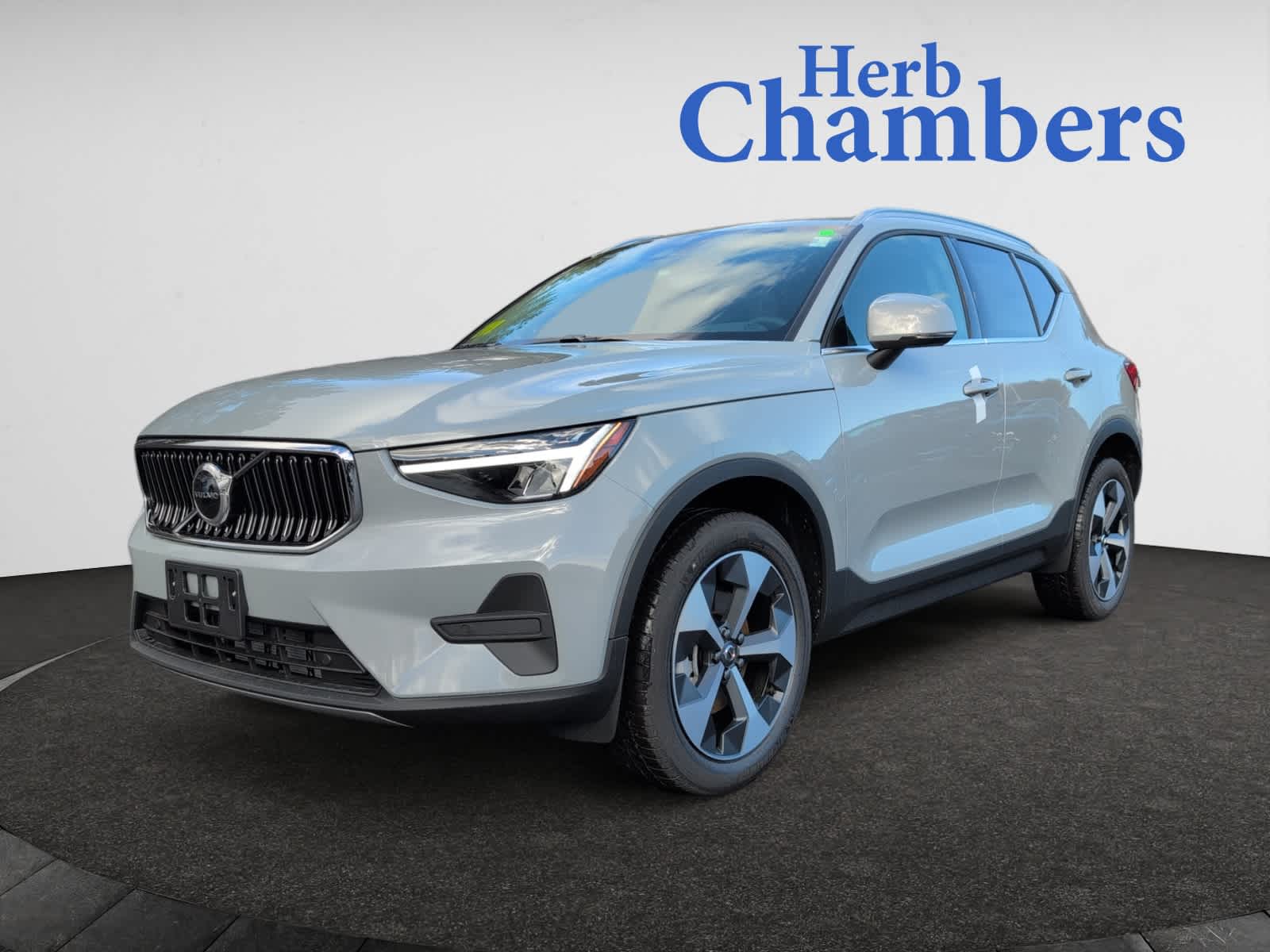 new 2025 Volvo XC40 car, priced at $46,015