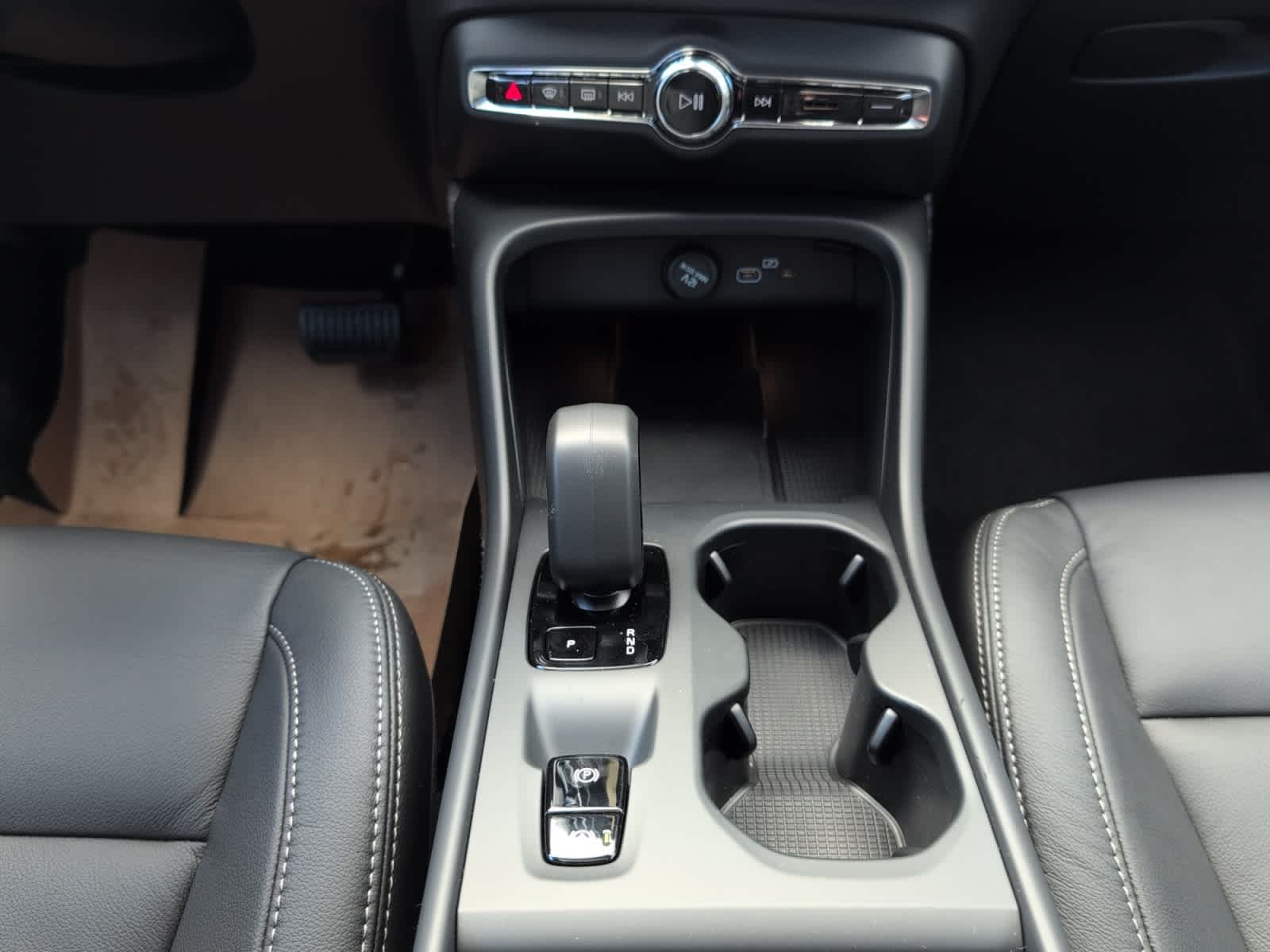 new 2025 Volvo XC40 car, priced at $46,015