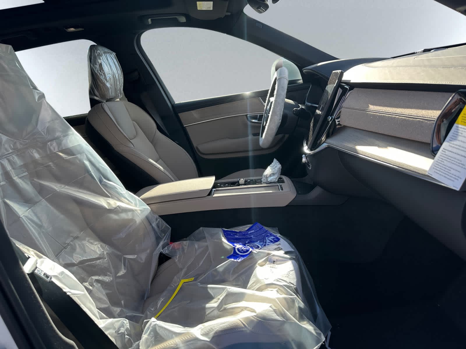 new 2025 Volvo XC90 plug-in hybrid car, priced at $76,755