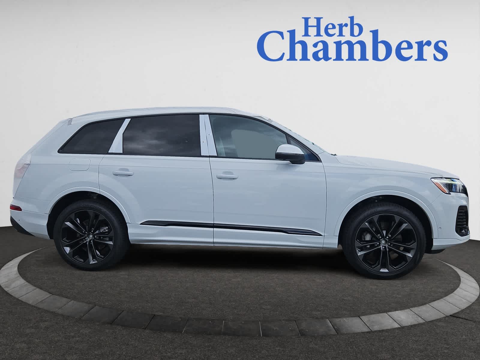 new 2025 Audi Q7 car, priced at $77,805