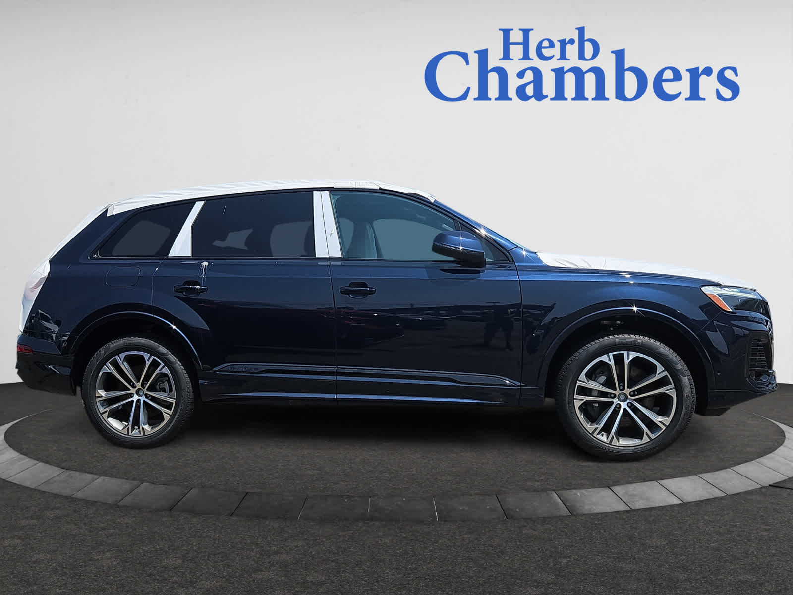 new 2025 Audi Q7 car, priced at $68,530