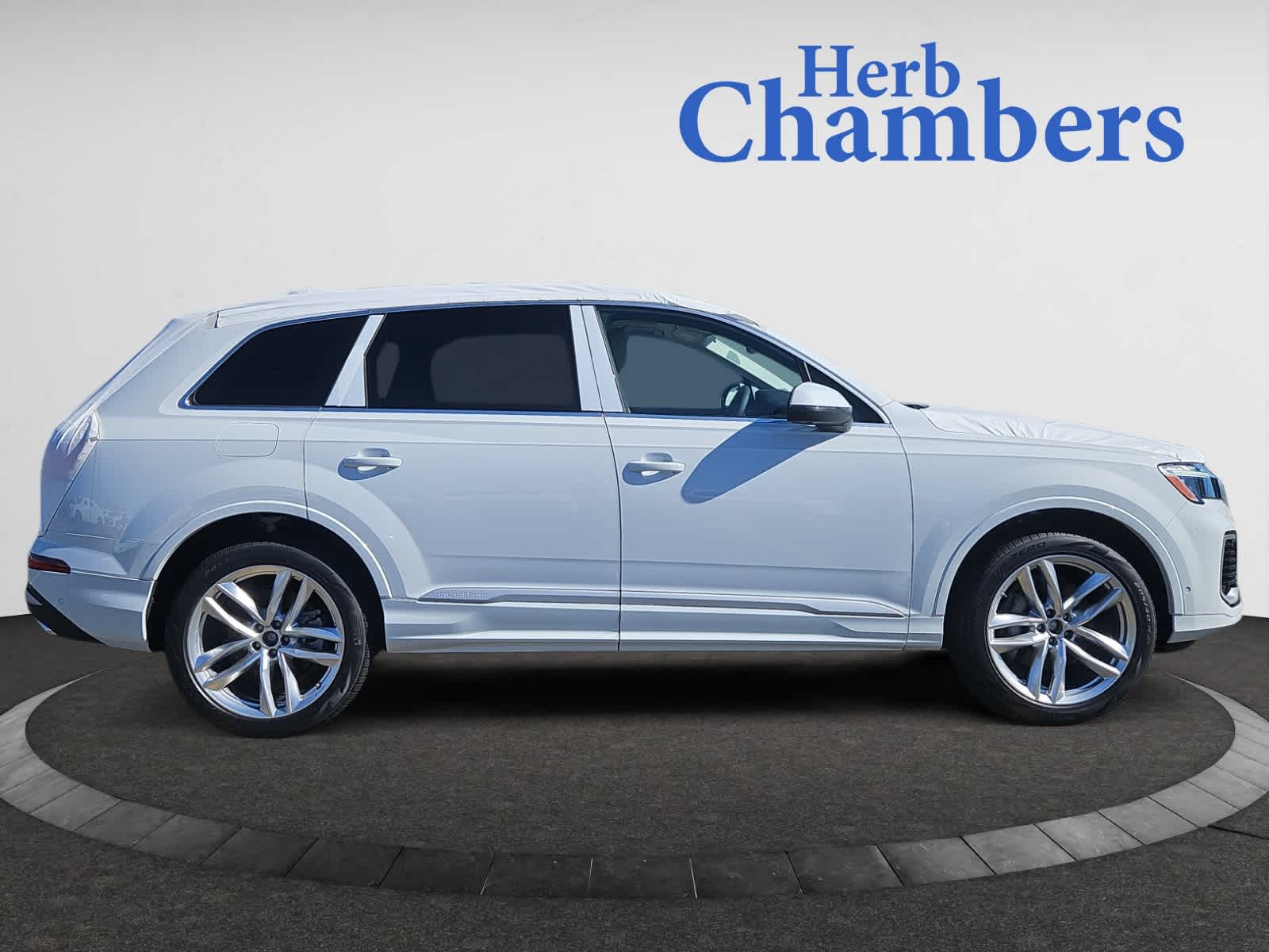 new 2025 Audi Q7 car, priced at $76,990
