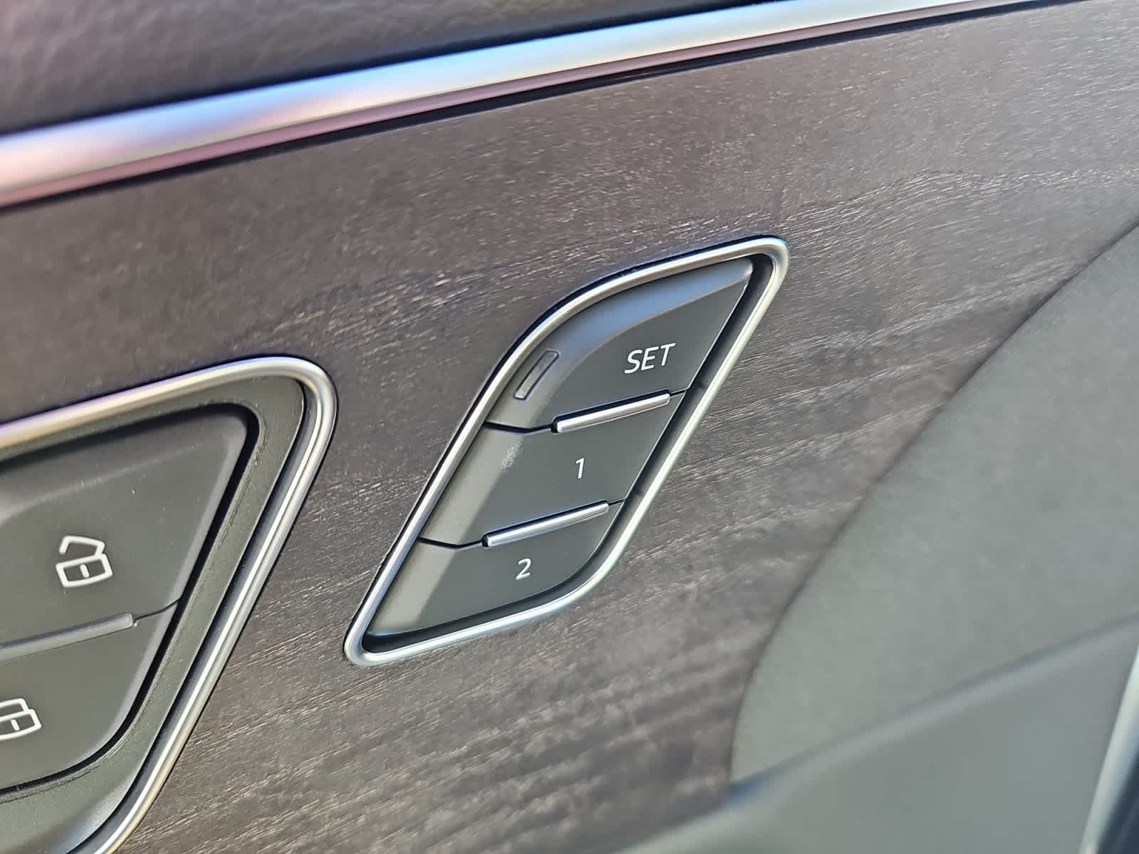 new 2025 Audi Q7 car, priced at $76,990