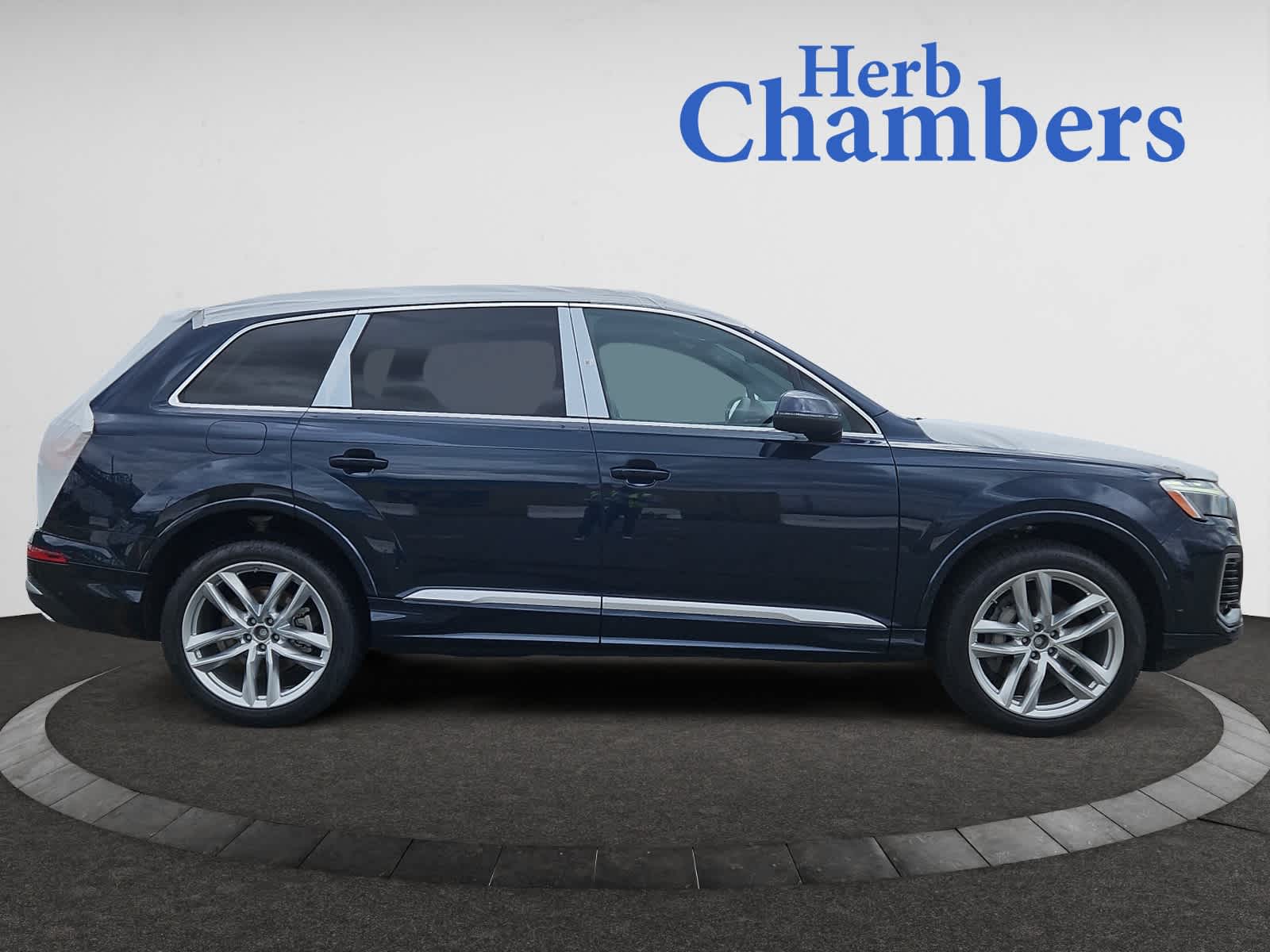 new 2025 Audi Q7 car, priced at $76,335