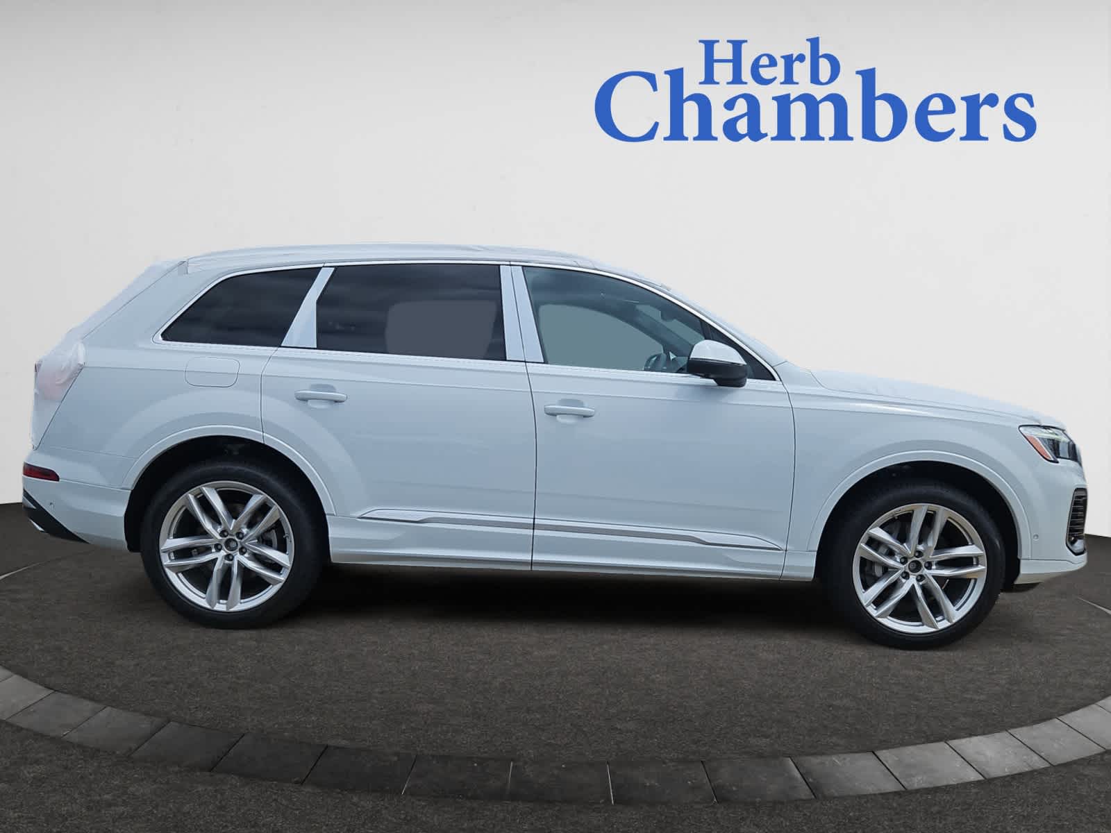 new 2025 Audi Q7 car, priced at $76,575