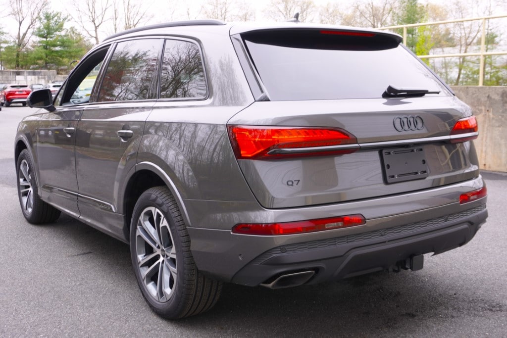 new 2025 Audi Q7 car, priced at $77,130