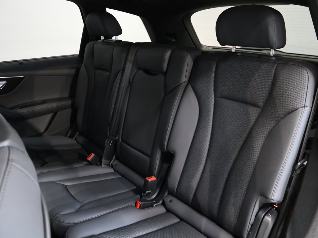 new 2025 Audi Q7 car, priced at $76,480