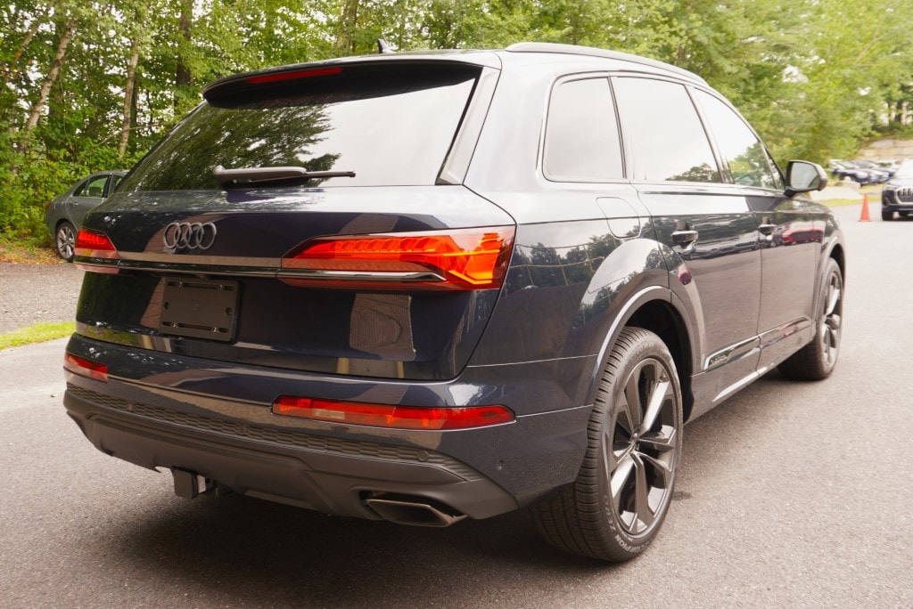 new 2025 Audi Q7 car, priced at $75,450