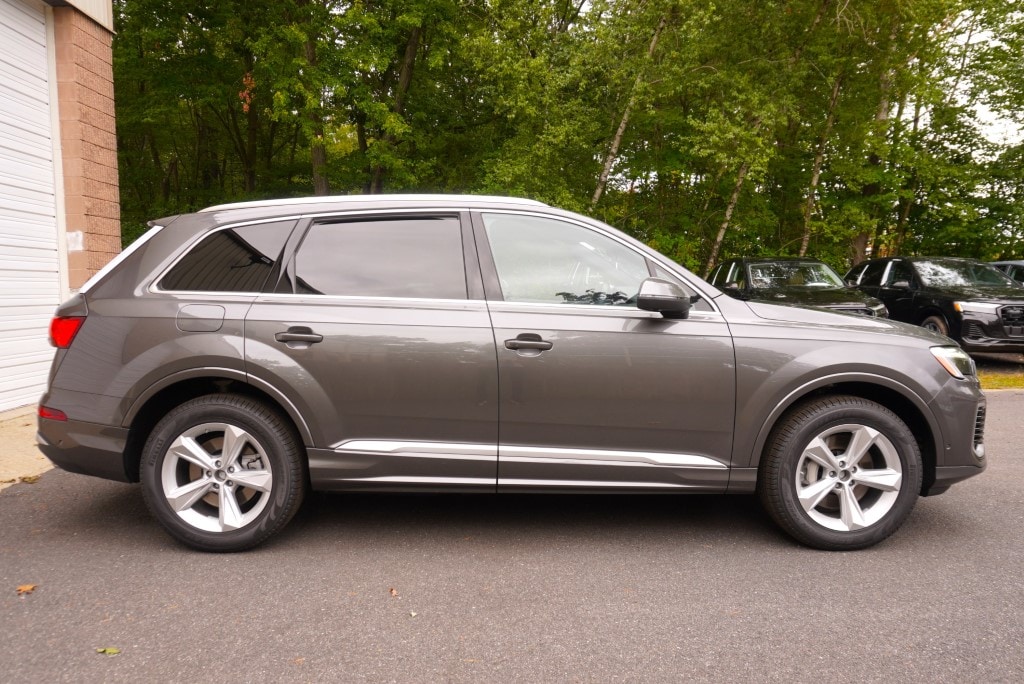 new 2025 Audi Q7 car, priced at $75,030