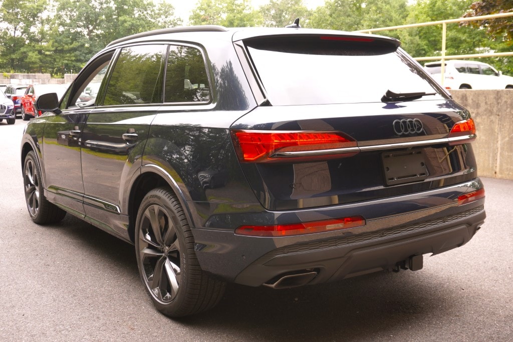 new 2025 Audi Q7 car, priced at $75,450