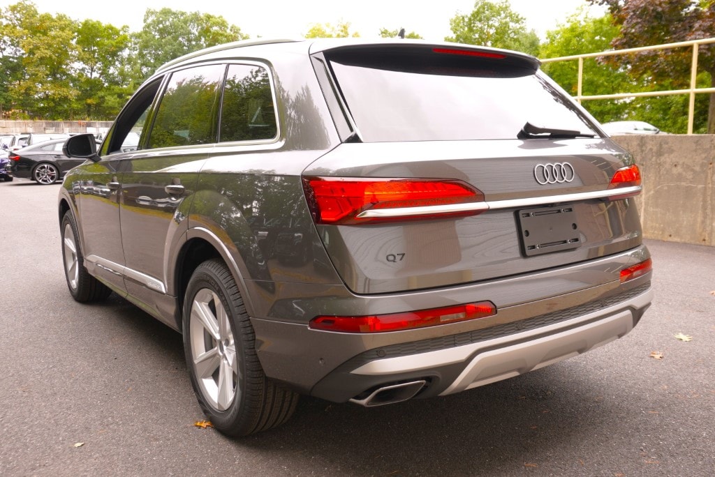 new 2025 Audi Q7 car, priced at $76,800