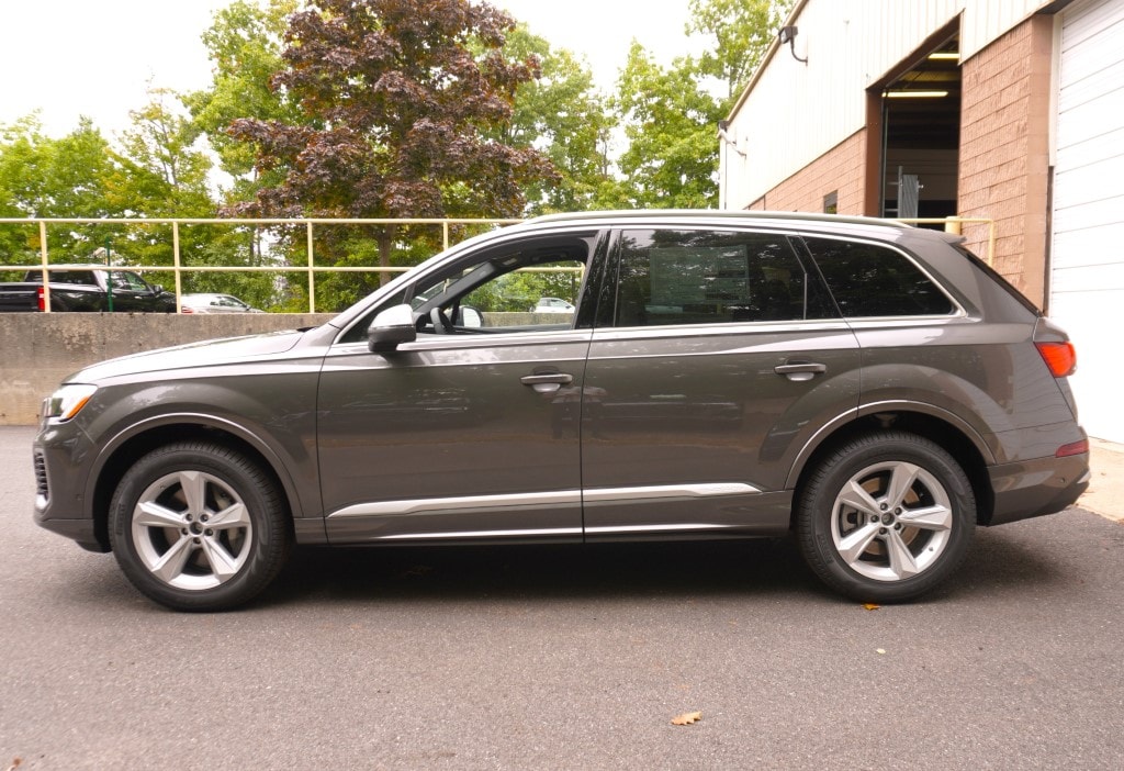 new 2025 Audi Q7 car, priced at $76,800