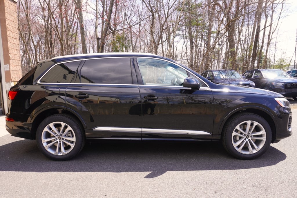 new 2025 Audi Q7 car, priced at $76,480