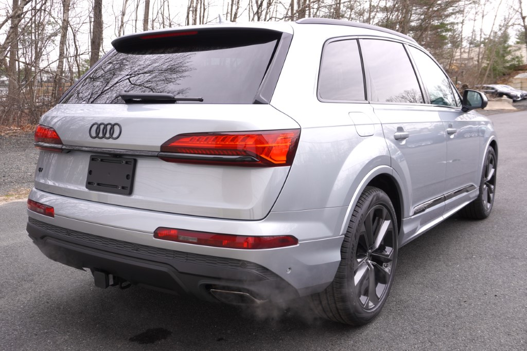 new 2025 Audi Q7 car, priced at $70,980