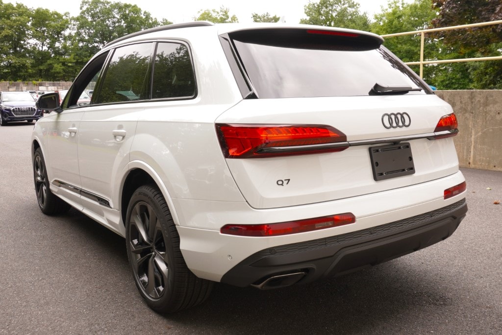 new 2025 Audi Q7 car, priced at $74,320
