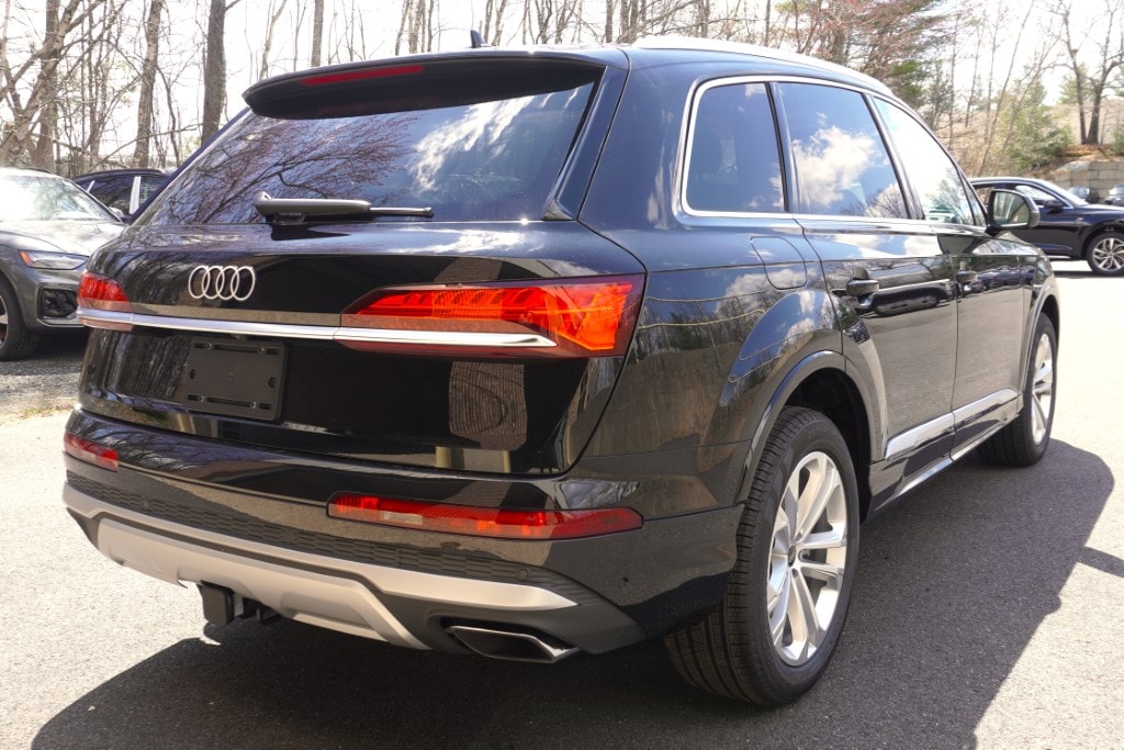 new 2025 Audi Q7 car, priced at $81,930