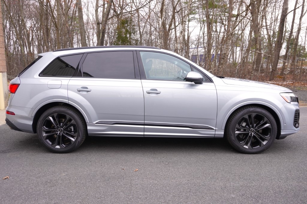 new 2025 Audi Q7 car, priced at $70,980