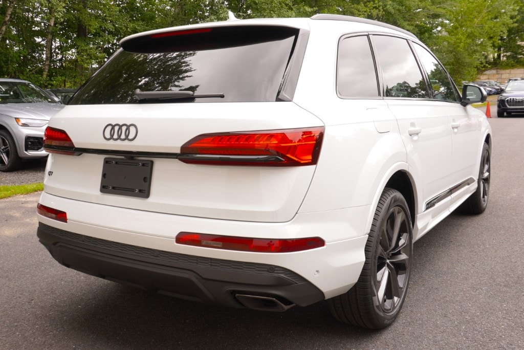 new 2025 Audi Q7 car, priced at $74,320