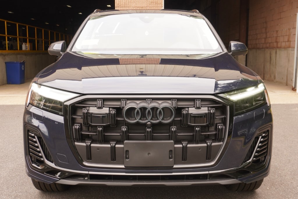 new 2025 Audi Q7 car, priced at $74,685