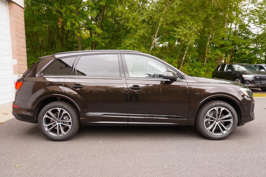 new 2025 Audi Q7 car, priced at $74,700