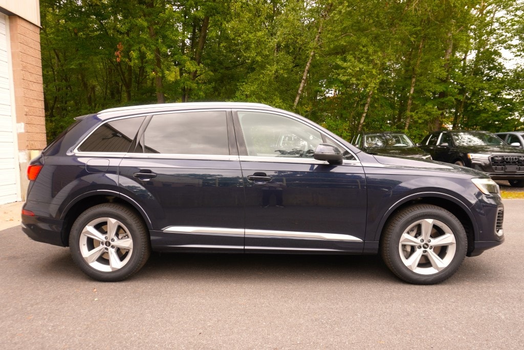 new 2025 Audi Q7 car, priced at $70,050