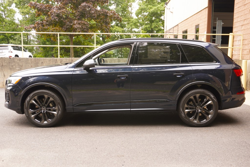 new 2025 Audi Q7 car, priced at $77,880