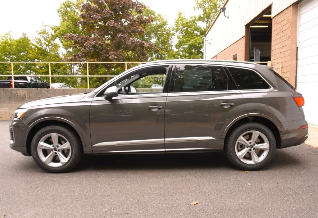 new 2025 Audi Q7 car, priced at $76,480