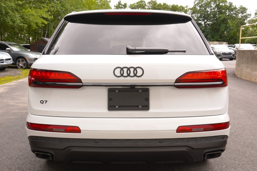 new 2025 Audi Q7 car, priced at $77,880