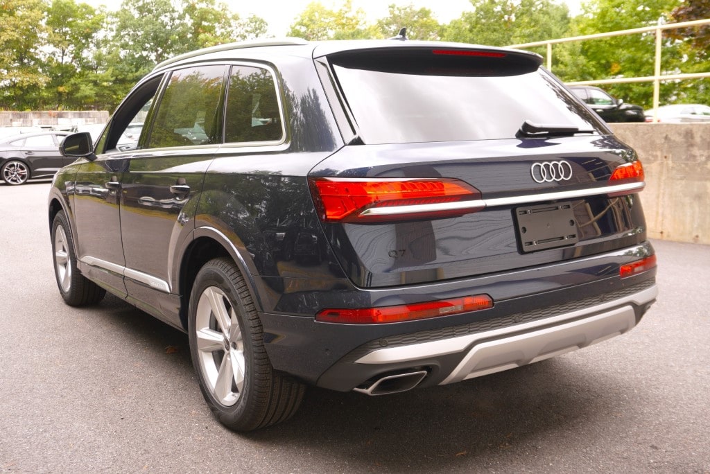 new 2025 Audi Q7 car, priced at $76,480