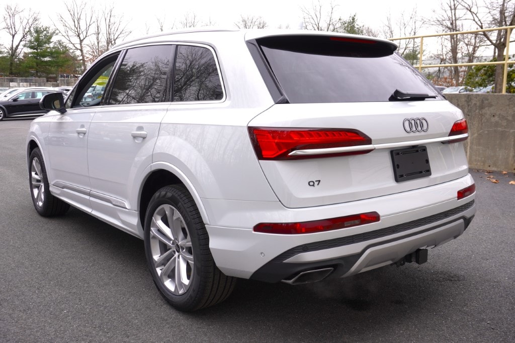 new 2025 Audi Q7 car, priced at $76,480