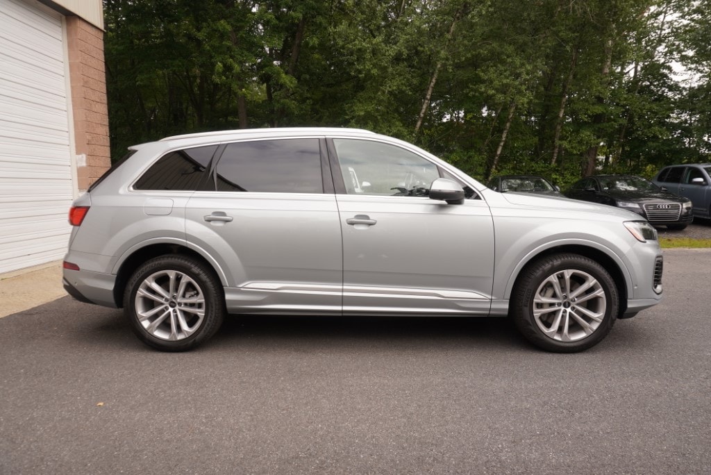 new 2025 Audi Q7 car, priced at $75,050