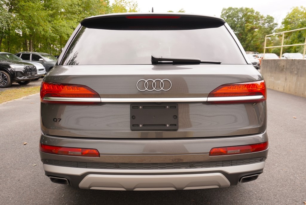 new 2025 Audi Q7 car, priced at $76,800