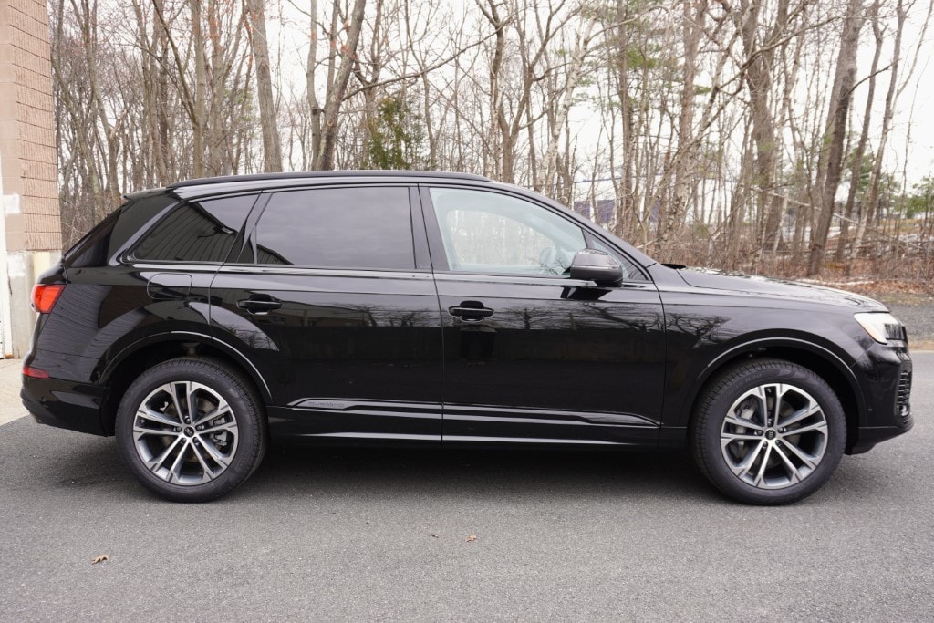 new 2025 Audi Q7 car, priced at $77,805