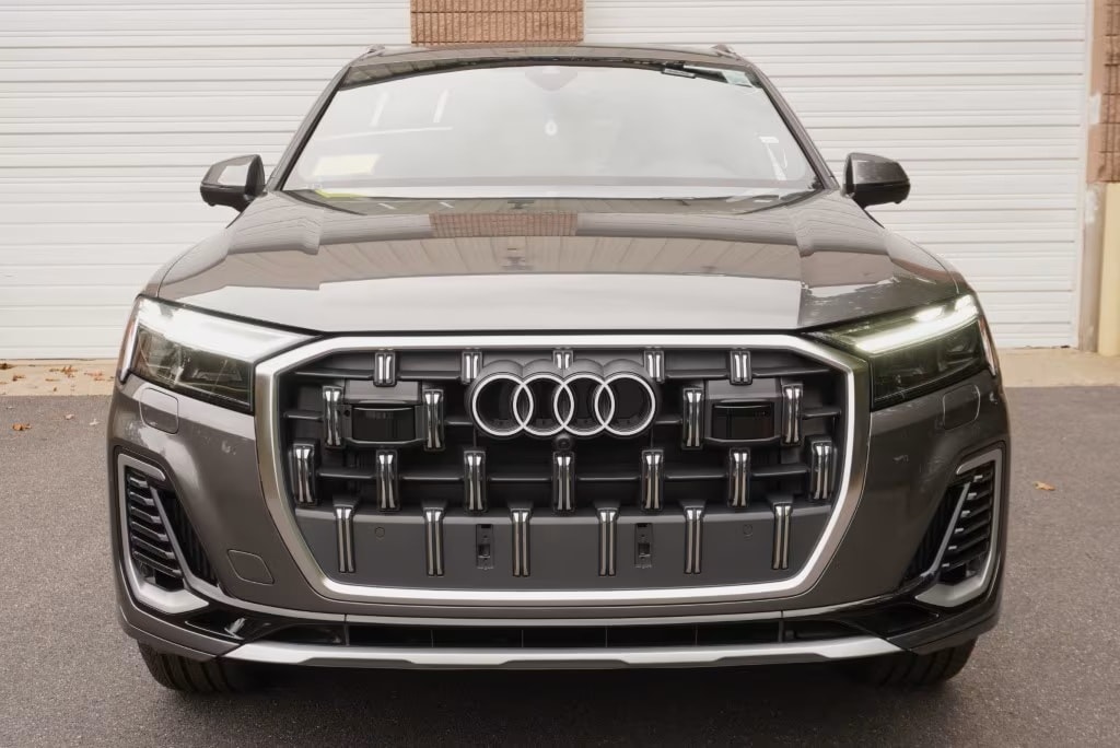 new 2025 Audi Q7 car, priced at $76,480