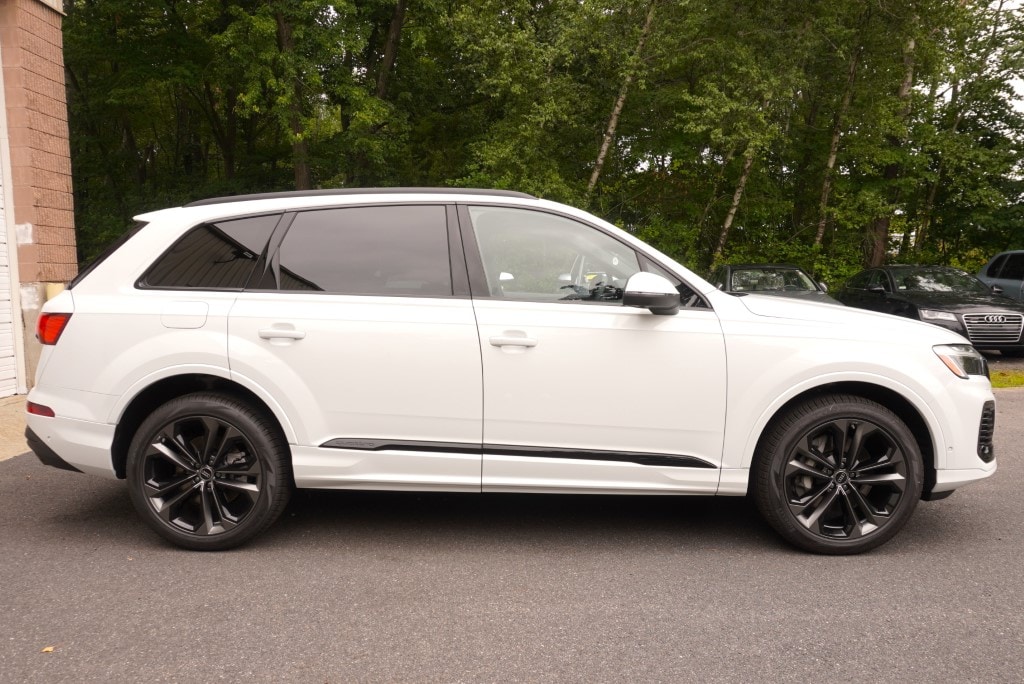 new 2025 Audi Q7 car, priced at $74,320