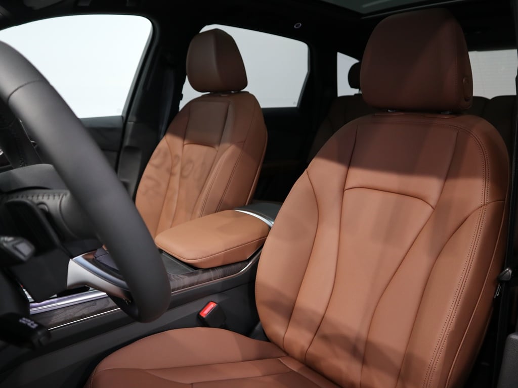 new 2025 Audi Q7 car, priced at $77,580